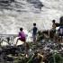 Unos niños observan un dique de control de inundaciones dañado en Teresa, provincia de Rizal, a unos 50 kilómetros al este de Manila, Filipinas, este martes.