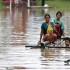 Varias personas se mueven en una balsa por las calles de la localidad de Taungoo en Birmania este sábado. La junta militar de Birmania (Myanmar) pidió ayuda internacional a través de donaciones en un gesto inhabitual debido a las inundaciones que han dejado decenas de muertos y al menos 200.000 afectados, informó este sábado la prensa oficialista. El Servicio de bomberos cifra en al menos 37 los muertos debido a las inundaciones, principalmente en la zona central-norte del país, aunque medios como Irrawaddy hablan de hasta 166 fallecidos, según datos de los servicios de emergencia. EFE/ Nyein Chan Naing