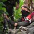 Rebeldes del Ejército de Liberación Nacional (
ELN) patrullan el río Baudó en la provincia de Chocó, Colombia, el 26 de octubre de 2023. En la selva que alberga al grupo guerrillero más poderoso de Colombia, la ley de las armas sigue reinando, a pesar de las negociaciones en curso con el gobierno. (Foto de Daniel Muñoz / AFP)