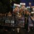 Manifestantes protestan frente a la residencia del primer ministro Benjamin Netanyahu, en Jerusalén, para exigir un acuerdo que permita la liberación de los rehenes.