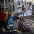 Palestinos junto a sus tiendas de campaña destruidas en un campamento para desplazados internos en las instalaciones del Hospital al-Aqsa.