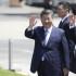 El presidente de la República Popular de China, Xi Jinping (i) acompañado del presidente del Consejo de Ministros de Perú, Gustavo Adrianzén, saludan durante la llegada del mandatario chino este jueves en la Base Aérea del Callao en Lima (Perú). El presidente de China, Xi Jinping, aterrizó este miércoles en Lima, donde participará en la cumbre de líderes del Foro de Cooperación Económica de Asia Pacífico (APEC) y hará una visita de Estado a Perú. EFE/ Carlos Ortega