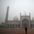 Los turistas visitan Jama Masjid en medio de una espesa niebla tóxica, en el casco antiguo de Delhi, el 18 de noviembre de 2024.