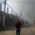 Palestinos observan el humo que se eleva durante un ataque aéreo israelí contra la mezquita Al Farouq en el campo de refugiados de Al Nuseirat, en el centro de la Franja de Gaza, el 23 de noviembre.