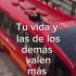 TransMilenio rechaza videos virales que muestran a usuarios en los techos de los buses