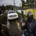 Integrantes del grupo de autodefensa Pueblos Unidos realizan labores de guardia en plantaciones de aguacate en Ario de Rosales, estado de Michoacán (México).