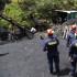 Cuerpo de Bomberos presente en el lugar de los hechos. Al fondo, la entrada de la mina 'El Tejadito'.