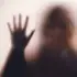 La mujer estaba encerrada en su habitaci??n.
