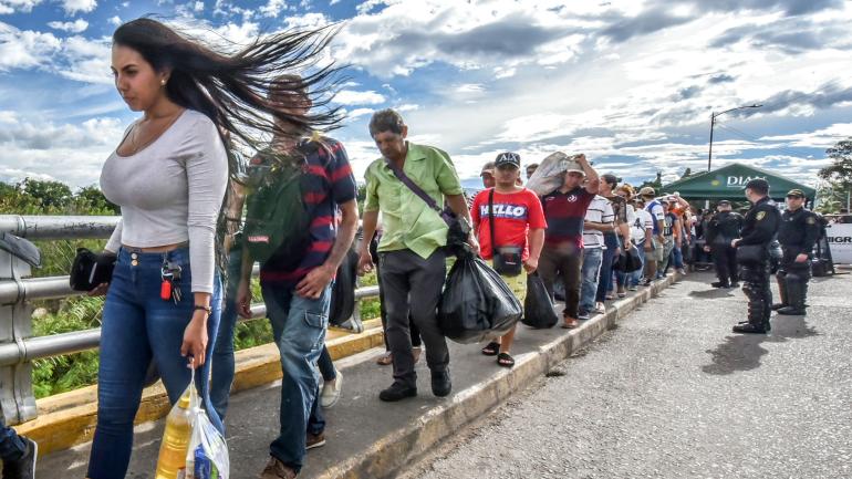 Previo a la Asamblea Constituyente del domingo, miles de venezolanos cruzan la frontera a cuestas con sus maletas.