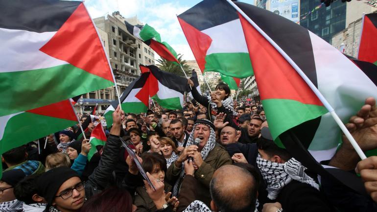 Palestinos participan en una protesta en la ciudad cisjordana de Nablus, Palestina.