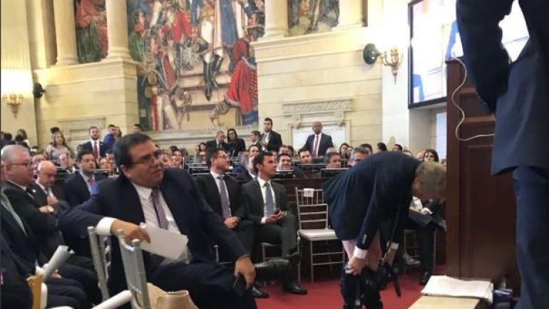 El senador Antanas Mockus se bajó los pantalones como un acto simbólico para que el recinto hiciera silencio ante el discurso del hasta hoy presidente del Senado, Efraín Cepeda.