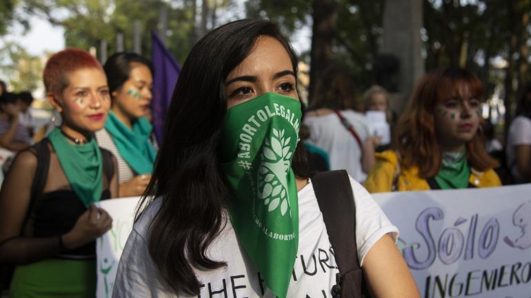 Cientos de mujeres portando pañuelos verdes se reunieron en las principales avenidas de la ciudad de Guadalajara, en el Estado de Jalisco (México) para manifestarse sobre el aborto. Eran una marea verde conformada por colectivos de mujeres que pidieron la despenalización del aborto y un acceso libre a los servicios para la interrupción del embarazo.