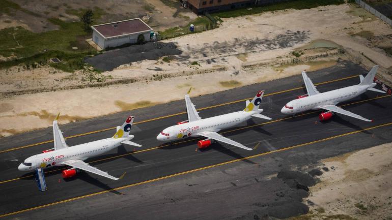Tres aviones de la aerolínea de bajo costo Viva Air, que en los últimos años ha sido de las de mayor crecimiento en viajeros.