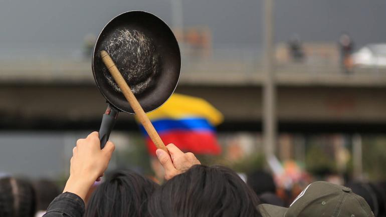 Con cacerolas, pintos y cantos , manifestantes marchan en el marco del paro nacional en Colombia.