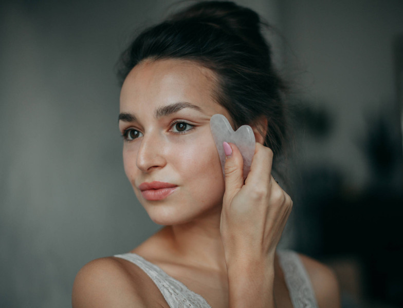 Descubra cómo el yoga facial le ayudará a relajar los rasgos faciales.