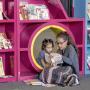 La mamá o el papá leyéndole a su hijo es la mejor manera de incitar el amor por la lectura.