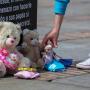 Protesta con juguetes en contra del abuso sexual de menores de edad.