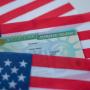 La green card permite vivir y trabajar en Estados Unidos.
