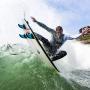 Los surfistas disfrutan de la playa Colorado en California.