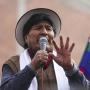 El expresidente de Bolivia y líder del oficialismo, Evo Morales, habla antes de una marcha este martes, en Caracollo (Bolivia). Morales inició una caminata desde el altiplano hacia La Paz para exigir respeto a su candidatura para las elecciones generales de 2025, en medio de acusaciones del Gobierno de Luis Arce de que busca dar un "golpe de Estado". EFE/ Luis Gandarillas