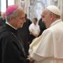 León XIV con su antecesor Francisco durante una ceremonia en Ciudad del Vaticano en 2023.