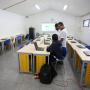 El colegio reconstruido con equipos y computadores nuevos.