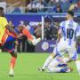 Messi terminó el primer tiempo con una molestia luego de una duelo con Arias.