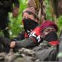 Rebeldes del Ejército de Liberación Nacional (
ELN) patrullan el río Baudó en la provincia de Chocó, Colombia, el 26 de octubre de 2023. En la selva que alberga al grupo guerrillero más poderoso de Colombia, la ley de las armas sigue reinando, a pesar de las negociaciones en curso con el gobierno. (Foto de Daniel Muñoz / AFP)