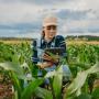 Los jóvenes y las mujeres rurales desempeñan un papel vital y protagónico en la incorporación de las tecnologías digitales a la agricultura familiar, mostró un nuevo estudio realizado por el Instituto Interamericano de Cooperación para la Agricultura (IICA).