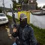 Integrantes del grupo de autodefensa Pueblos Unidos realizan labores de guardia en plantaciones de aguacate en Ario de Rosales, estado de Michoacán (México).