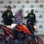 La motocicleta robada fue abandonada por el delincuente en su intento de huida.