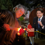 En las afueras de la clínica Santa Fe de Bogotá le rinden homenaje al senador Miguel Uribe