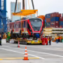 Primer tren del metro de Bogotá siendo descargado en el puerto de Cartagena
