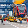 Primer tren del metro de Bogotá siendo descargado en el puerto de Cartagena