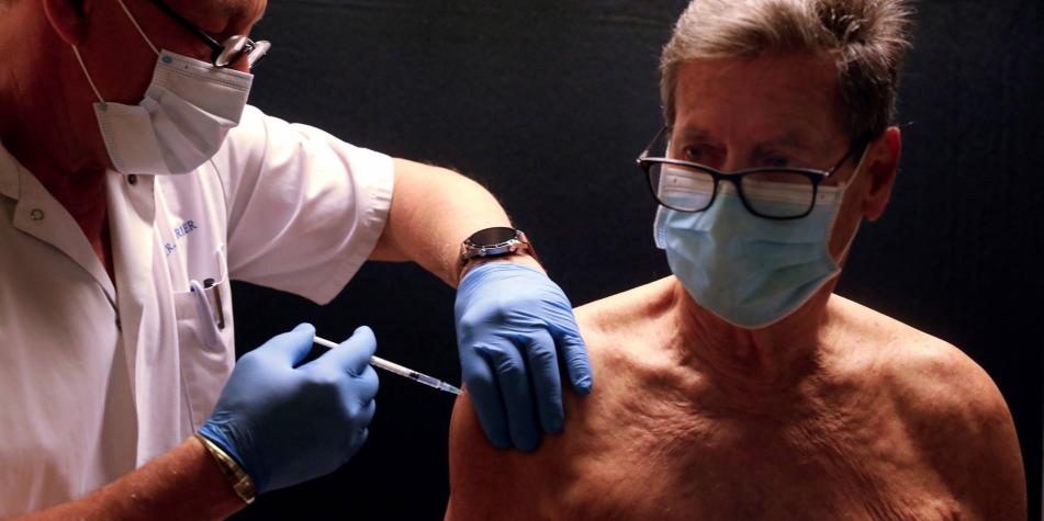 Una enfermera administra a un paciente la vacuna de Pfizer-BioNTech contra el coronavirus, este sábado en Cannes (Francia).