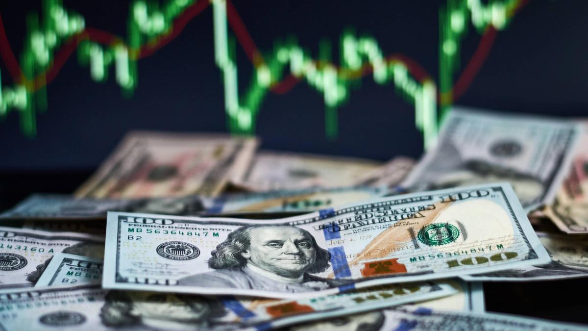 En medio de guerra arancelaria, mercados siguen operando con sobresaltos: dólar al alza y acciones a la baja