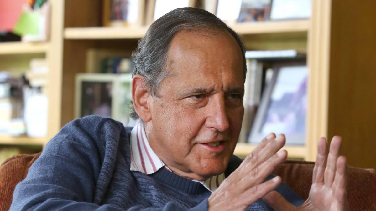 'El Gobierno no podía seguir en una mesa en donde la agenda siempre la imponía el Eln': Juan Camilo Restrepo