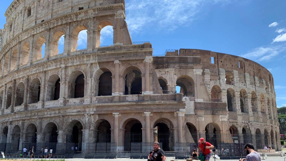 Turista intentó trepar vallas externas del Coliseo de Roma para tomarse una selfi, resbaló y terminó empalado