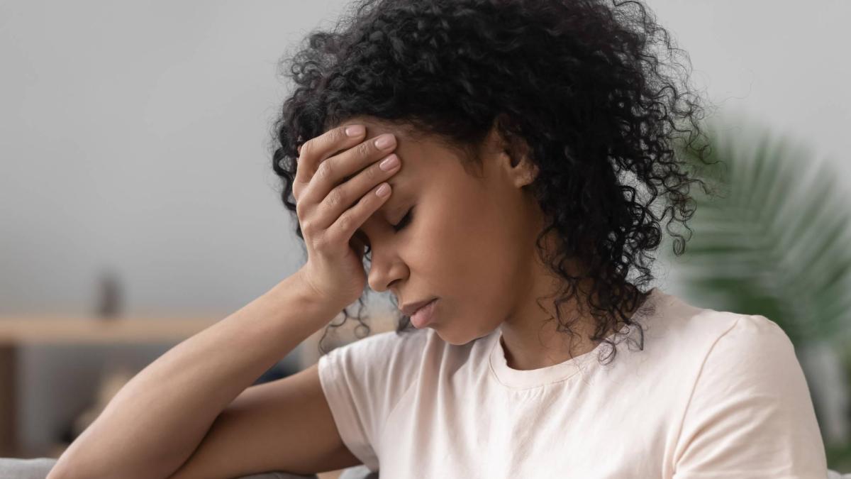 La bebida que puede estar consumiendo a diario sin saber que provoca migraña, según expertos