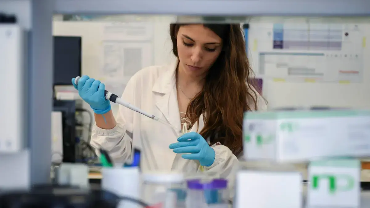 Las carreras profesionales que más y menos estudian las mujeres en Colombia: siguen siendo minoría en las que garantizan mayores ingresos económicos