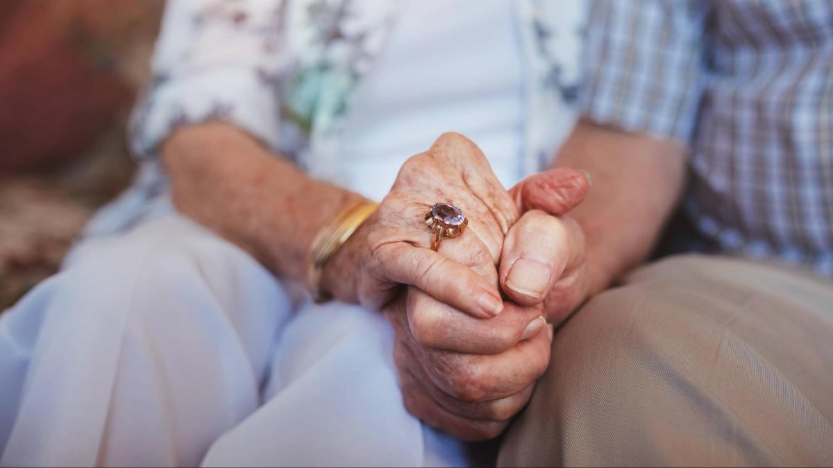 Hombre ‘amoroso y sensible’ buscaba pareja para casarse por anuncios: lo contactaron y le robaron 340 millones