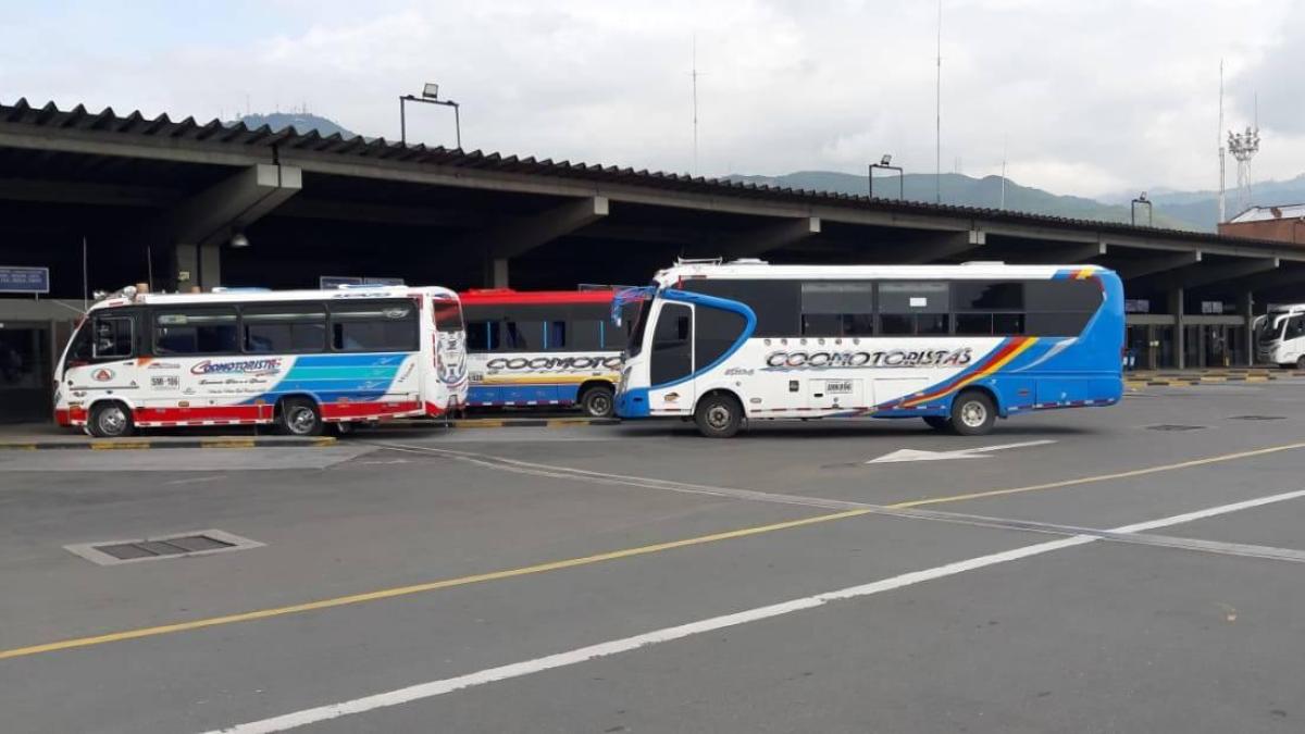 Cali terminalinden gardiyanlara bıçakla tehdit eden erkeklerin gerginliği: bir av tüfeği buldular