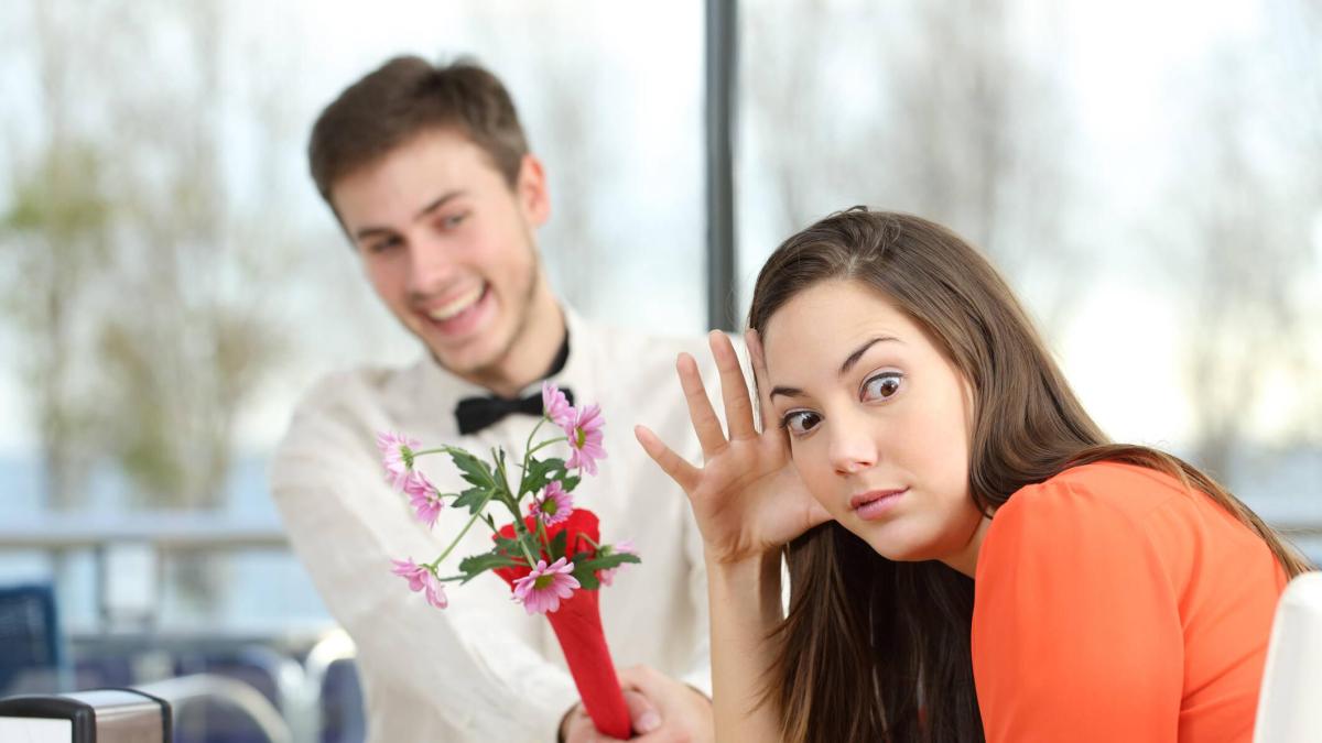 ¿Qué significa cuando una persona te sonríe sin conocerte, según la psicología?