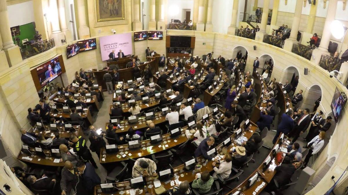 Gobierno Petro tendría que sacar presupuesto de 2025 por decreto: no hubo quórum para primer debate en el Congreso