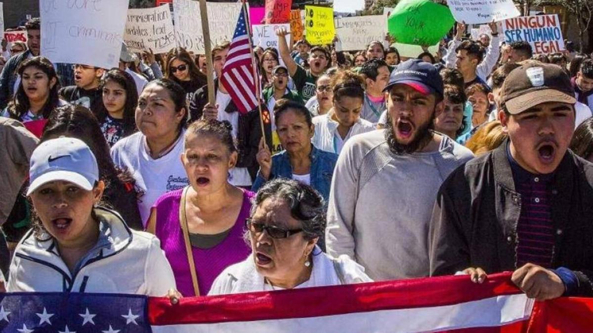 Por qué latinos en Estados Unidos apuntan contra los indocumentados, según un estudio