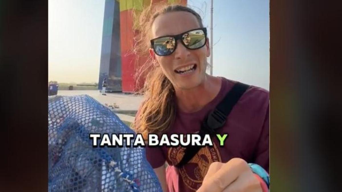 Conciencia ambiental: pareja de turistas limpia dos monumentos en Barranquilla
