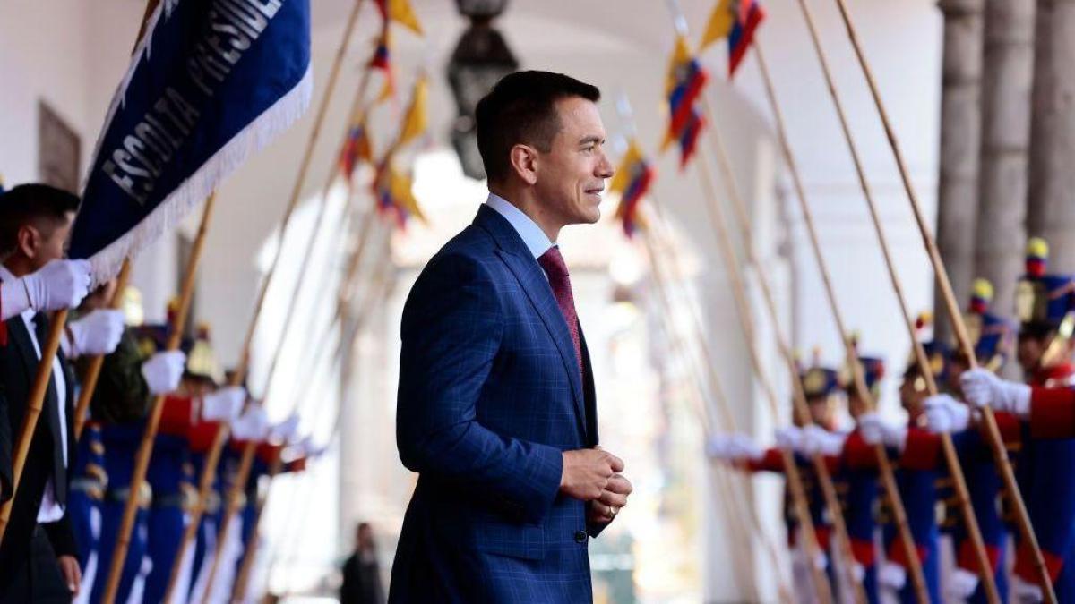 Daniel Noboa asume la presidencia en Ecuador con ventaja política, pero con cifras económicas y sociales en rojo