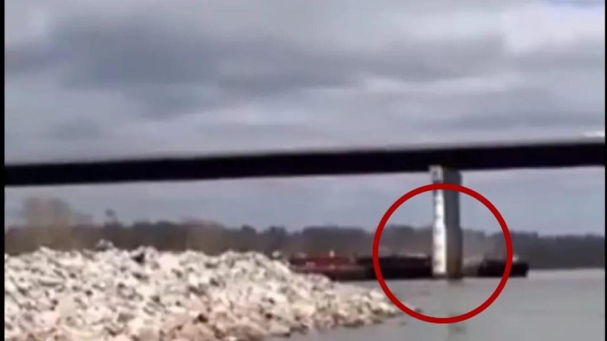 Video: barcaza choca contra puente en el río Arkansas, Estados Unidos