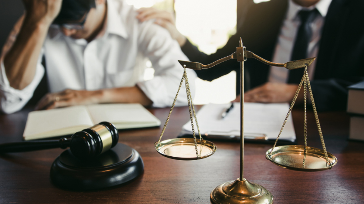 Cada vez más migrantes son estafados por falsos abogados en EE. UU.: consejos clave para protegerse