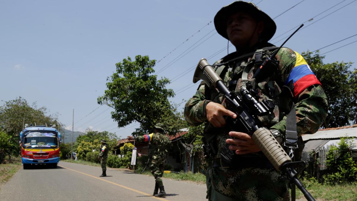 Combates en Cauca: buscan evacuar a dos soldados heridos en medio de intensas lluvias
